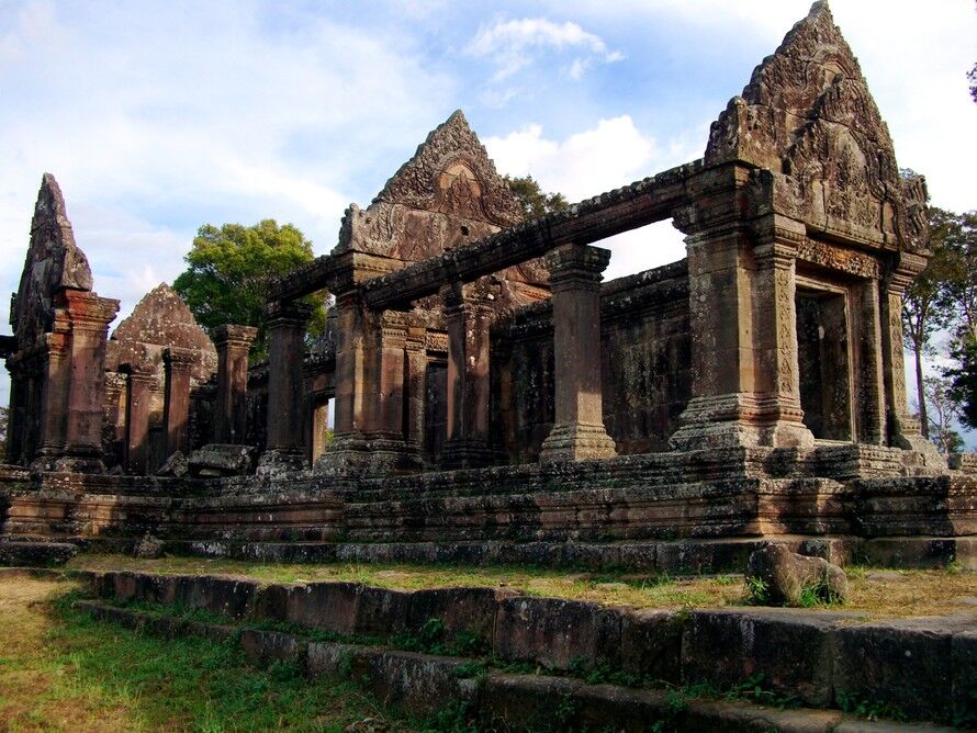 Capture the authentic charm of Preah Vihear’s lush scene